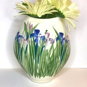 Vintage  
SIGNED Studio Art Pottery